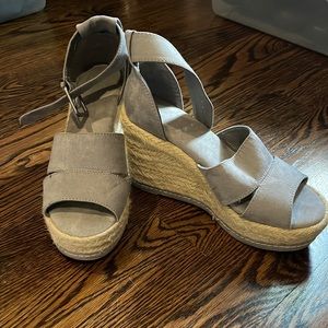 Universal Thread Grey Wedges